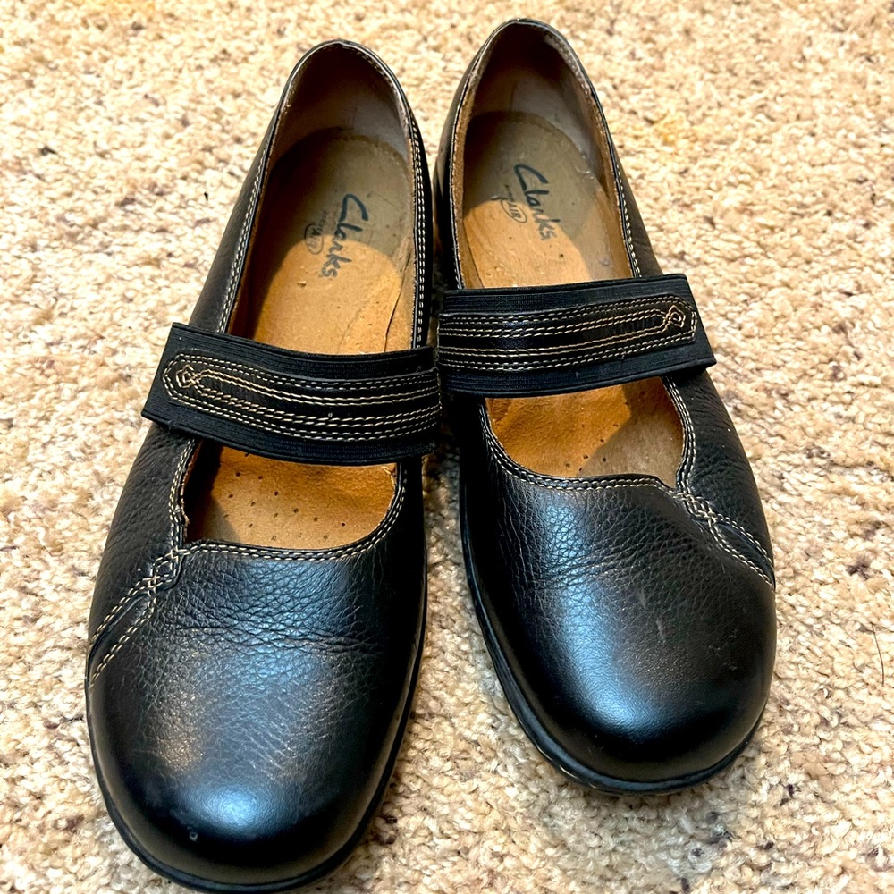 Clarks dark brown loafers with elastic stretch strap women's size 8.5 Med